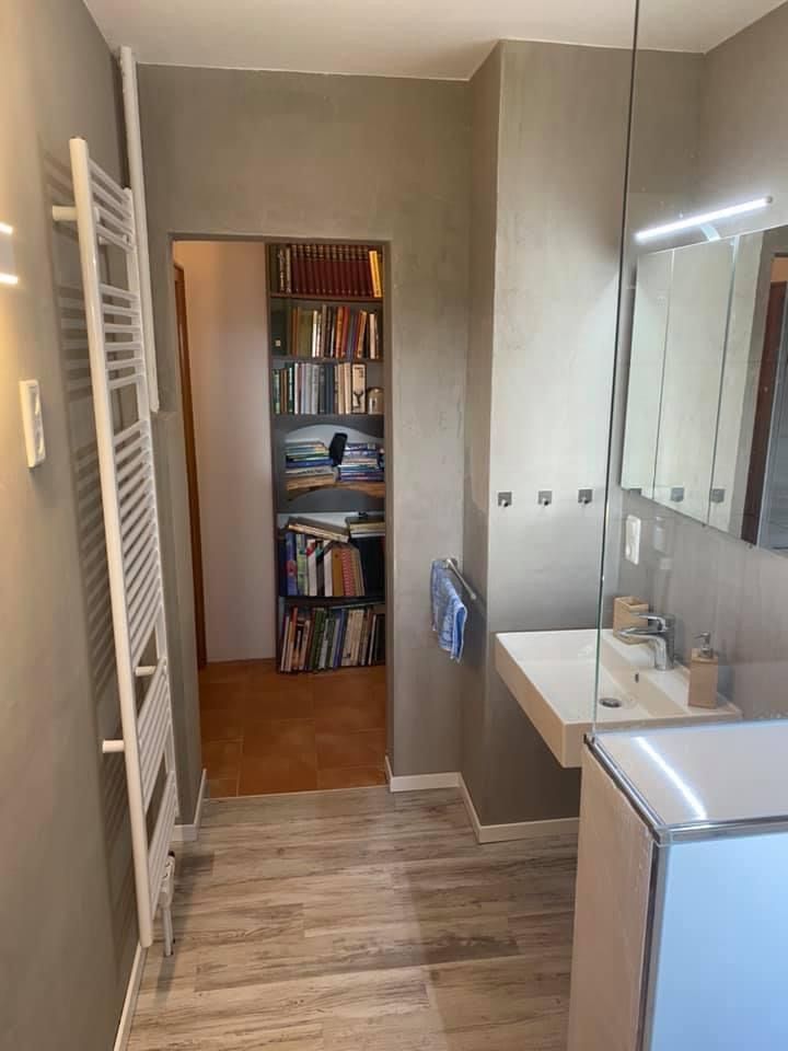 Ein Badezimmer mit Waschbecken, Spiegel und Handtuchhalter.