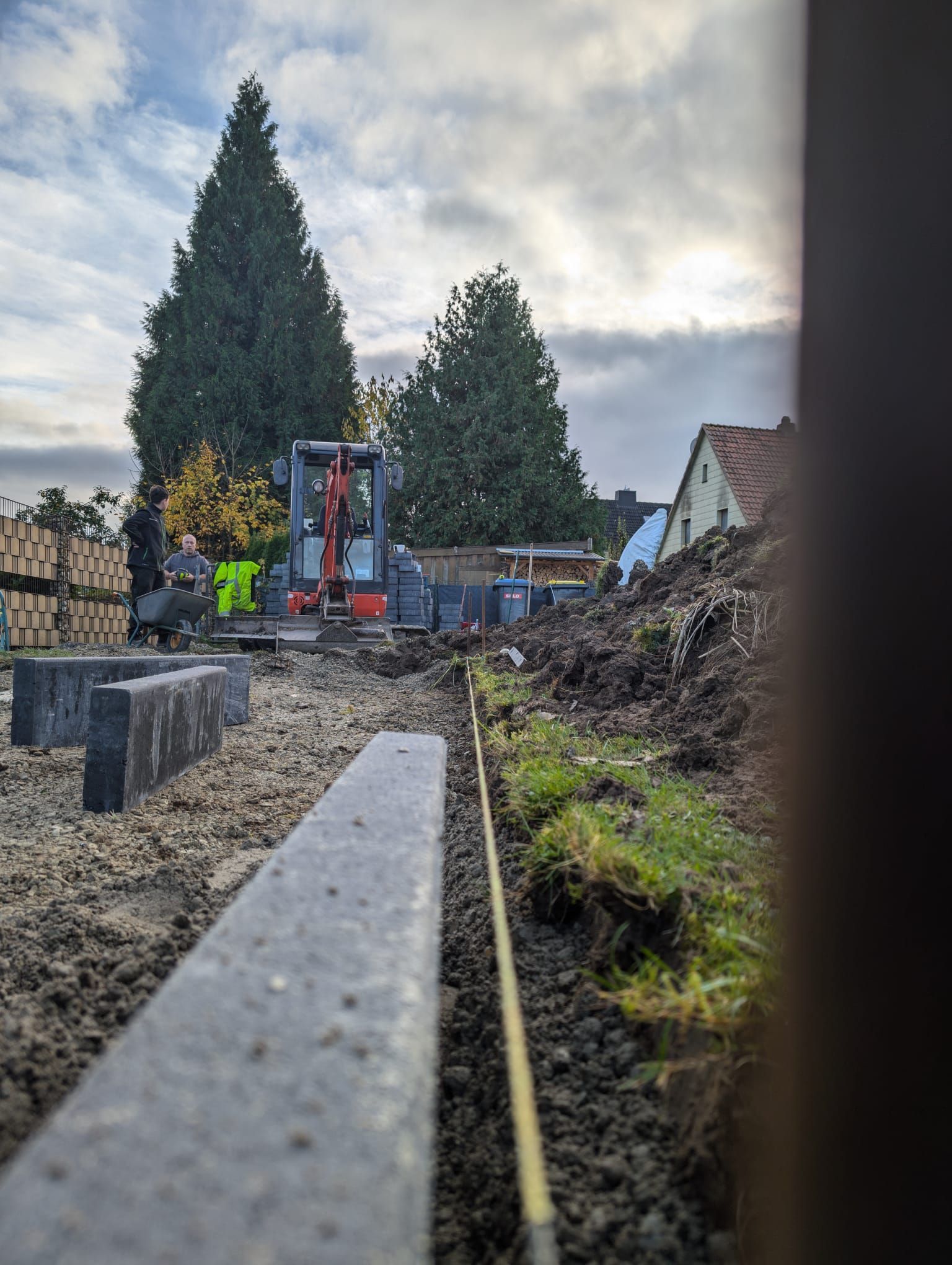 Eine Baustelle mit einer Planierraupe und einem Maßband.
