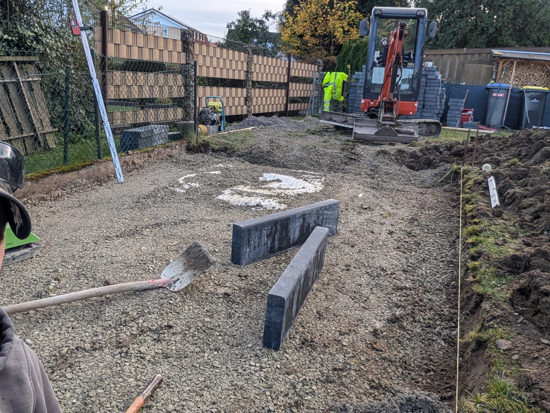 Eine Person gräbt mit einer Schaufel im Dreck.