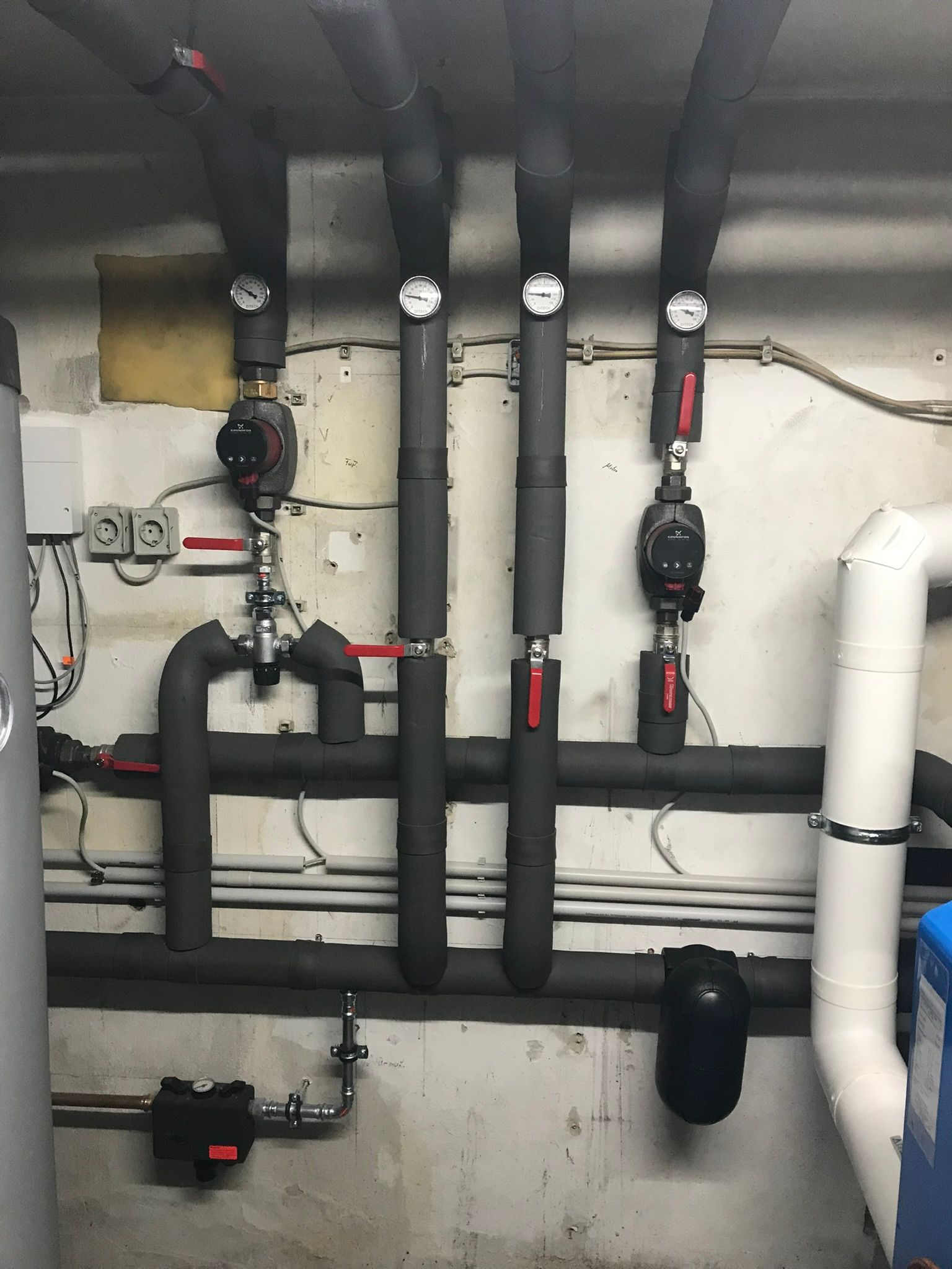 Ein Raum mit vielen Rohren und Ventilen an der Wand