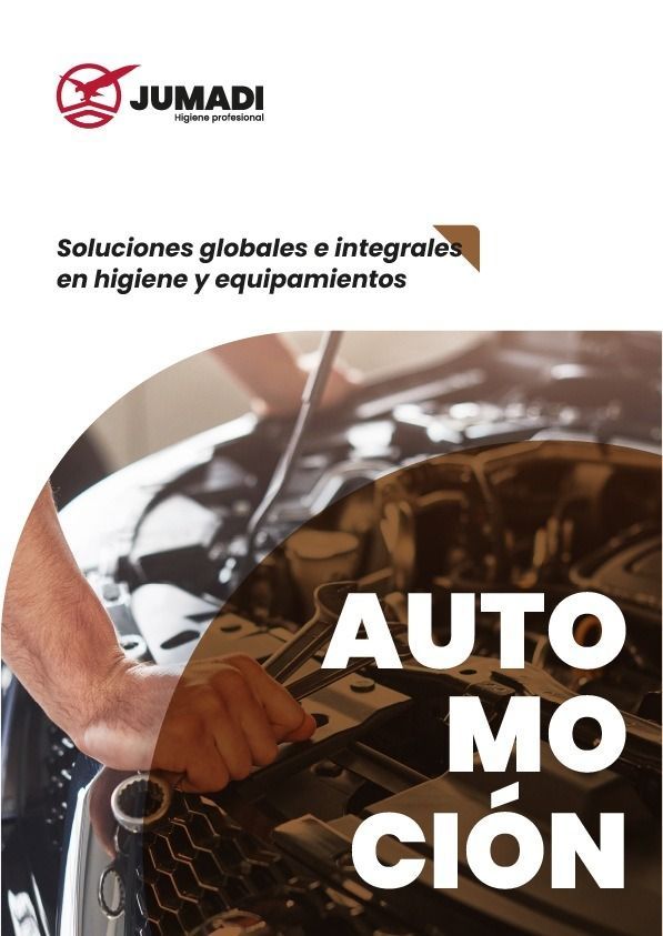 Una persona está trabajando en el motor de un automóvil con una llave inglesa.