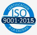 Un círculo azul y blanco con las palabras certificación iso 9001 2015 a la calidad escritas dentro de él.