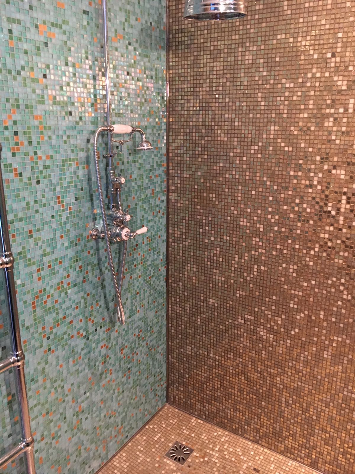 rivestimento doccia con mosaico