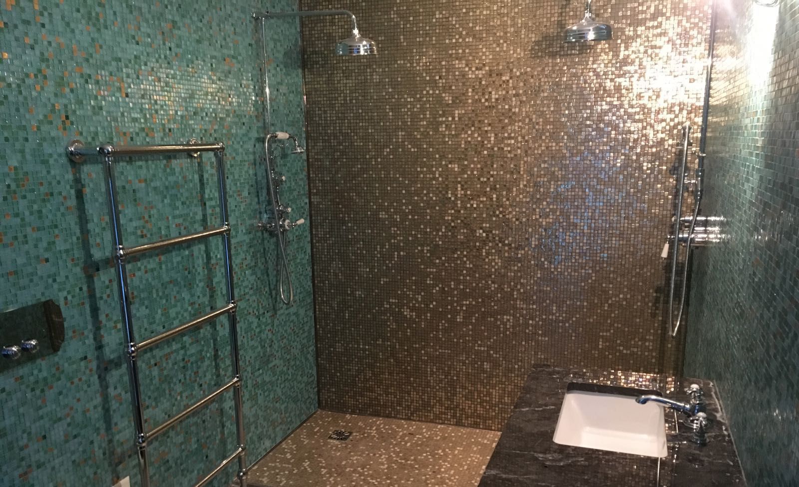 rivestimento doccia con mosaici