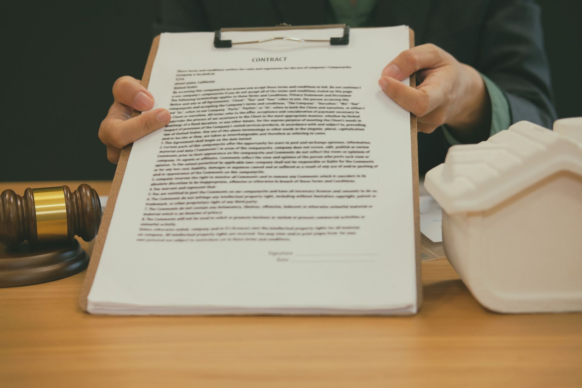 Una persona está escribiendo en un trozo de papel con una lupa.