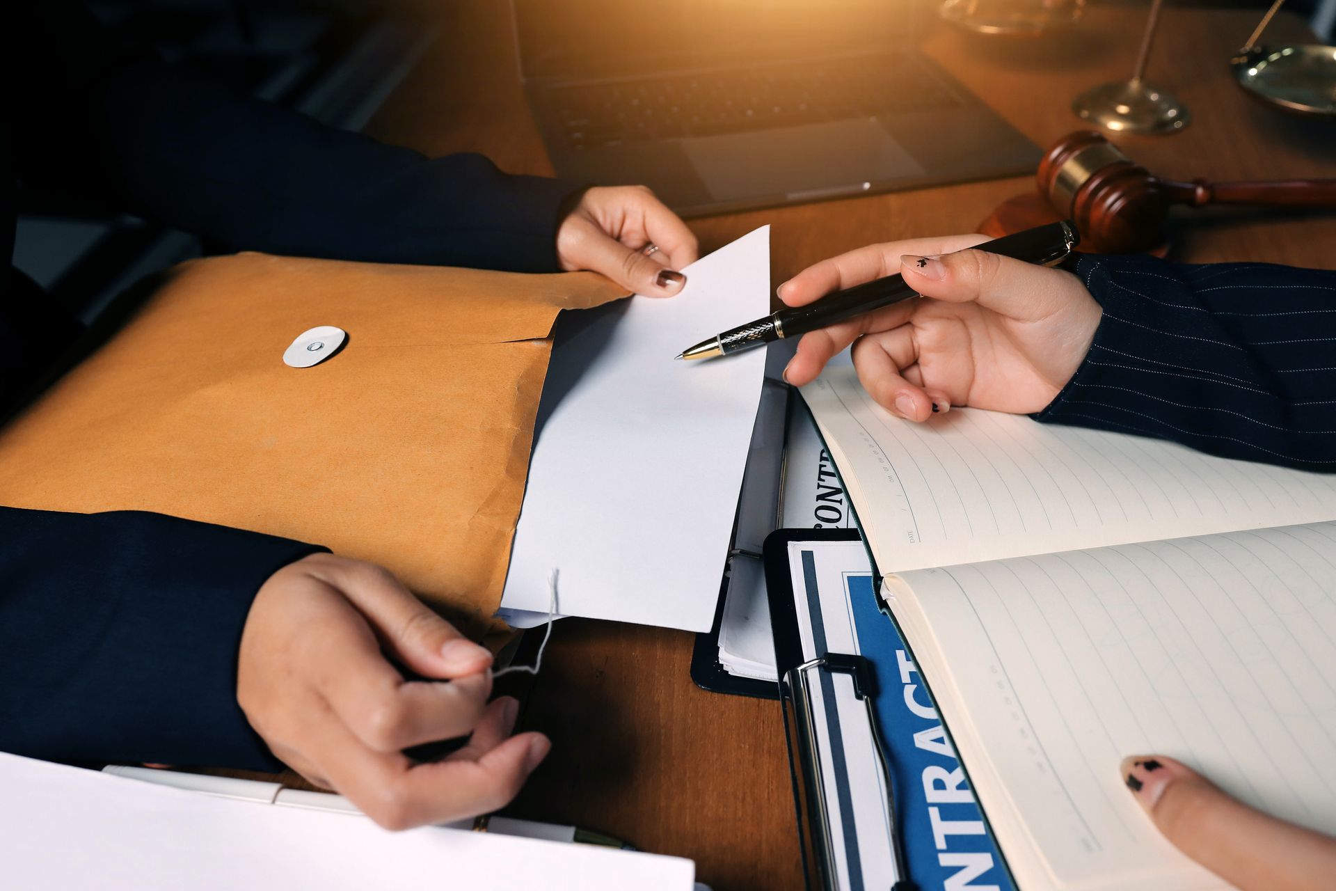 Una persona está escribiendo en un trozo de papel con una lupa.