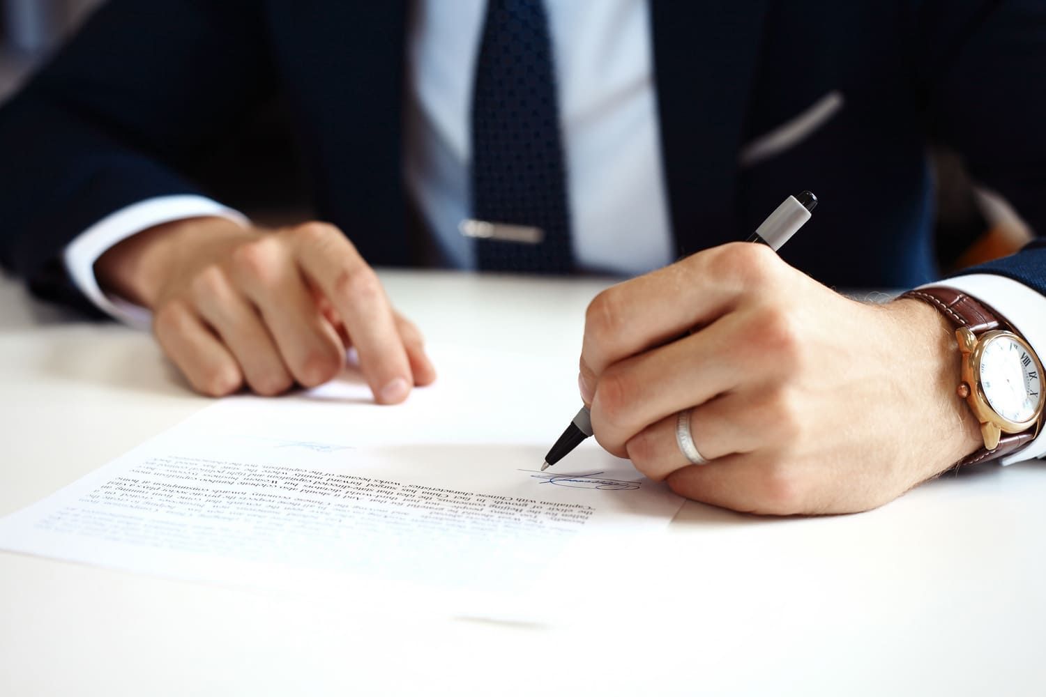 Una persona está escribiendo en un trozo de papel con una lupa.