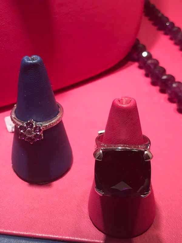 Un par de anillos sobre una superficie rosa.