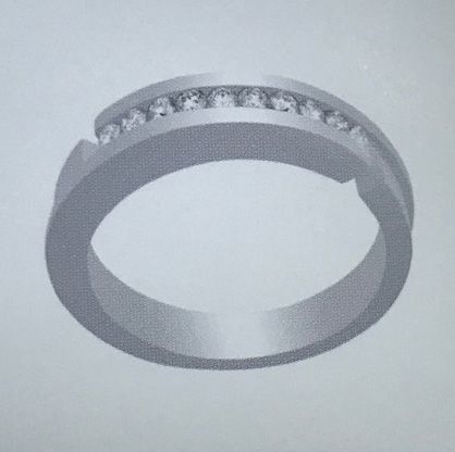 Un anillo de plata con diamantes sobre un fondo blanco.