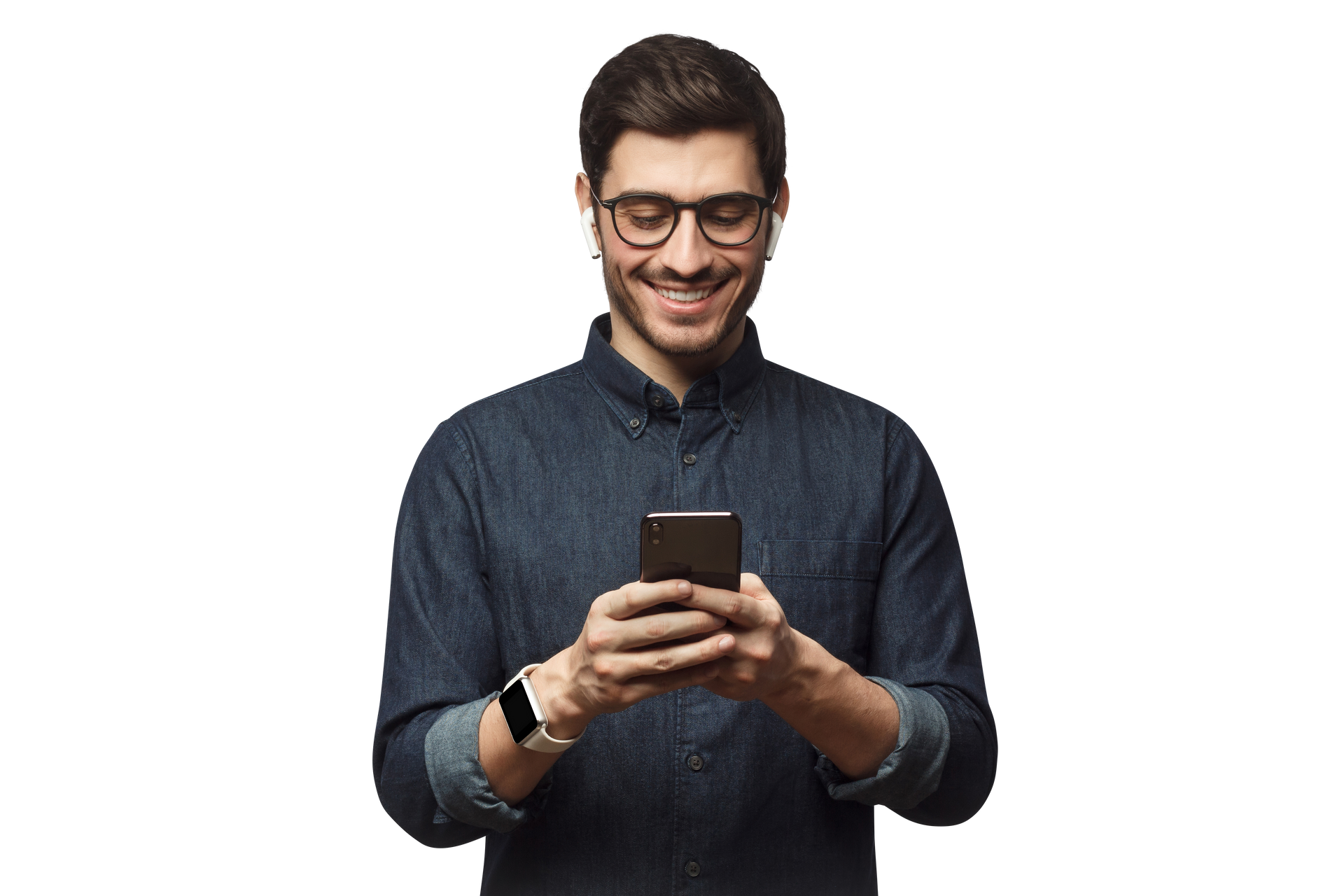 Personne souriante portant des lunettes utilisant un smartphone.