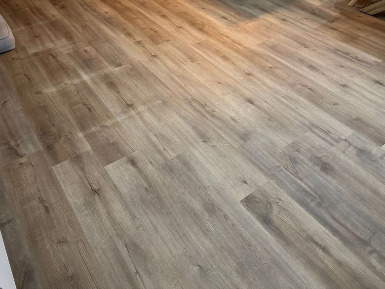 Plancher en bois nu avec des lames et un motif de grain naturel.