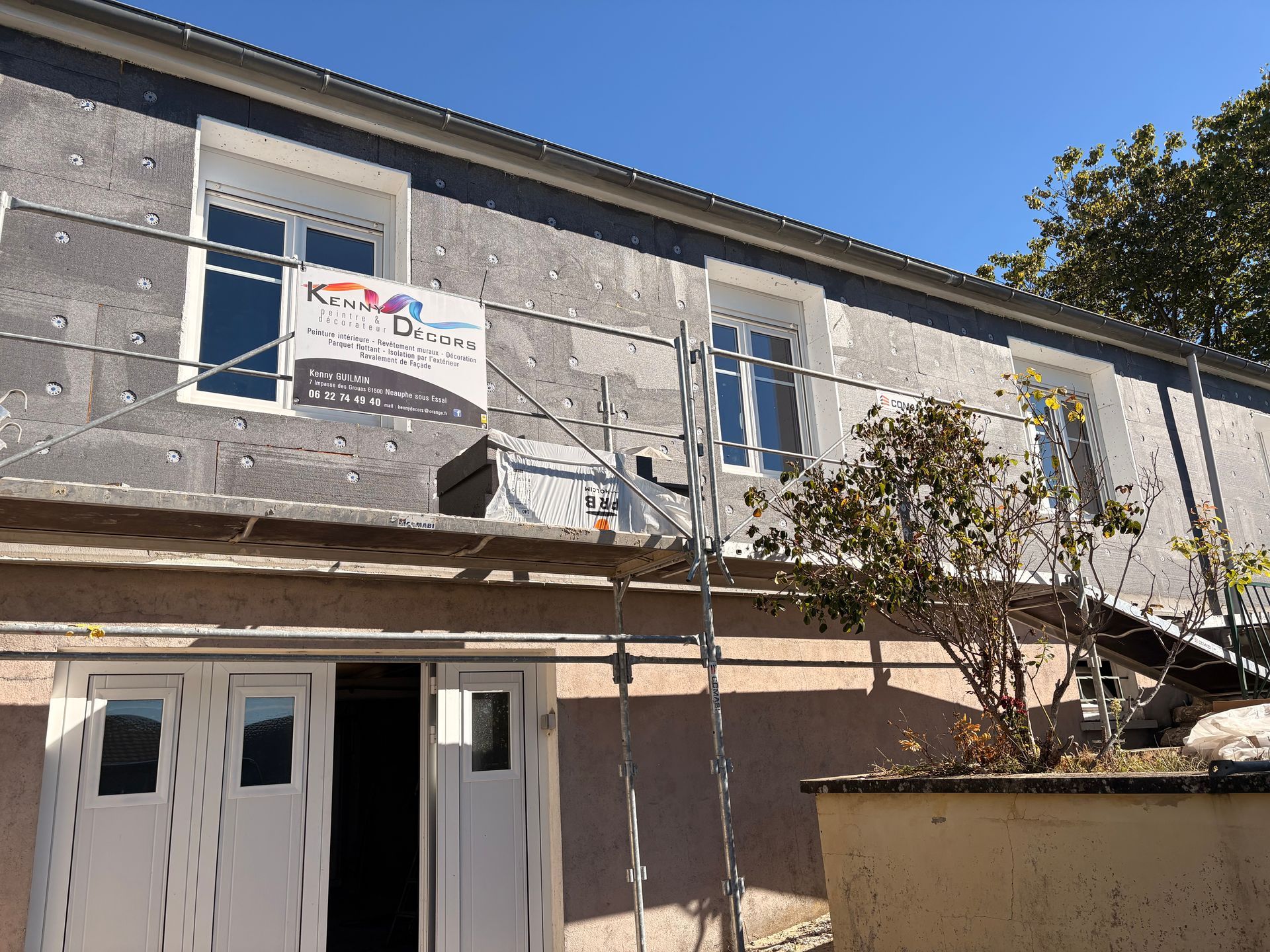 Bâtiment de deux étages avec des travaux de rénovation en cours