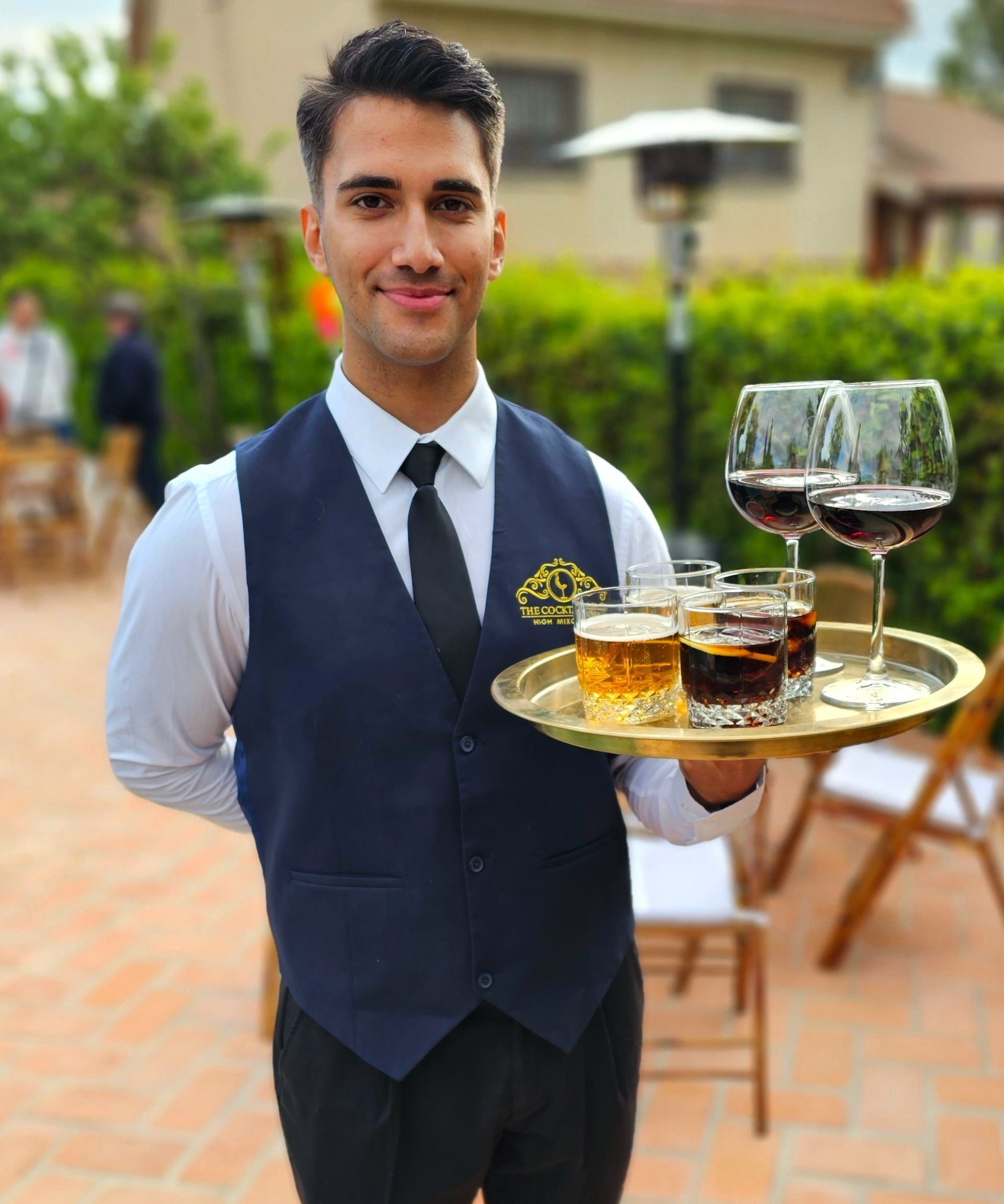 Cóctel azul servido en un vaso con borde de azúcar The Cocktail Face