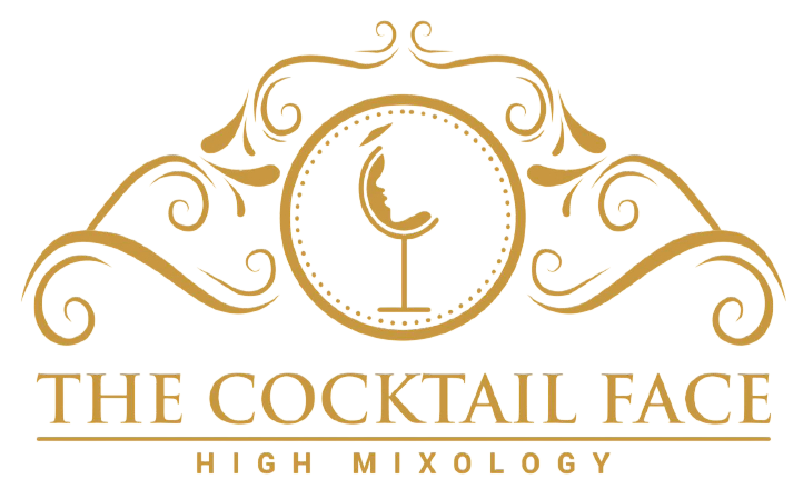 Logotipo dorado: "The Cocktail Face" con diseño de rostro/copa de cóctel y adornos.