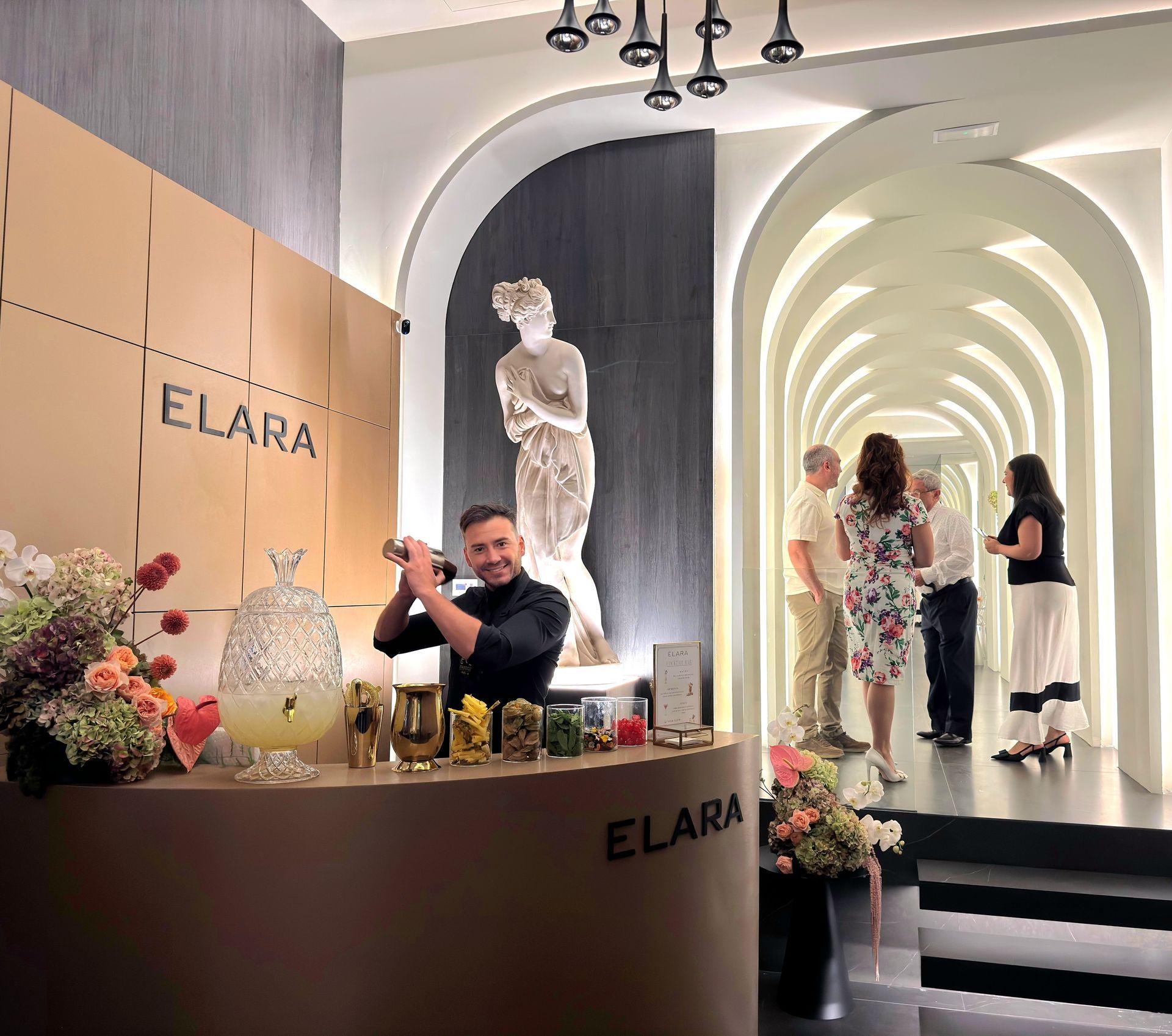 Un camarero prepara bebidas en un bar de eventos con la marca