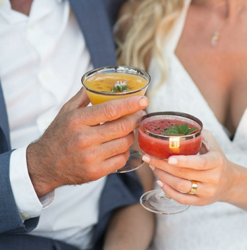 Un camarero prepara un cóctel en un bar con el logotipo 