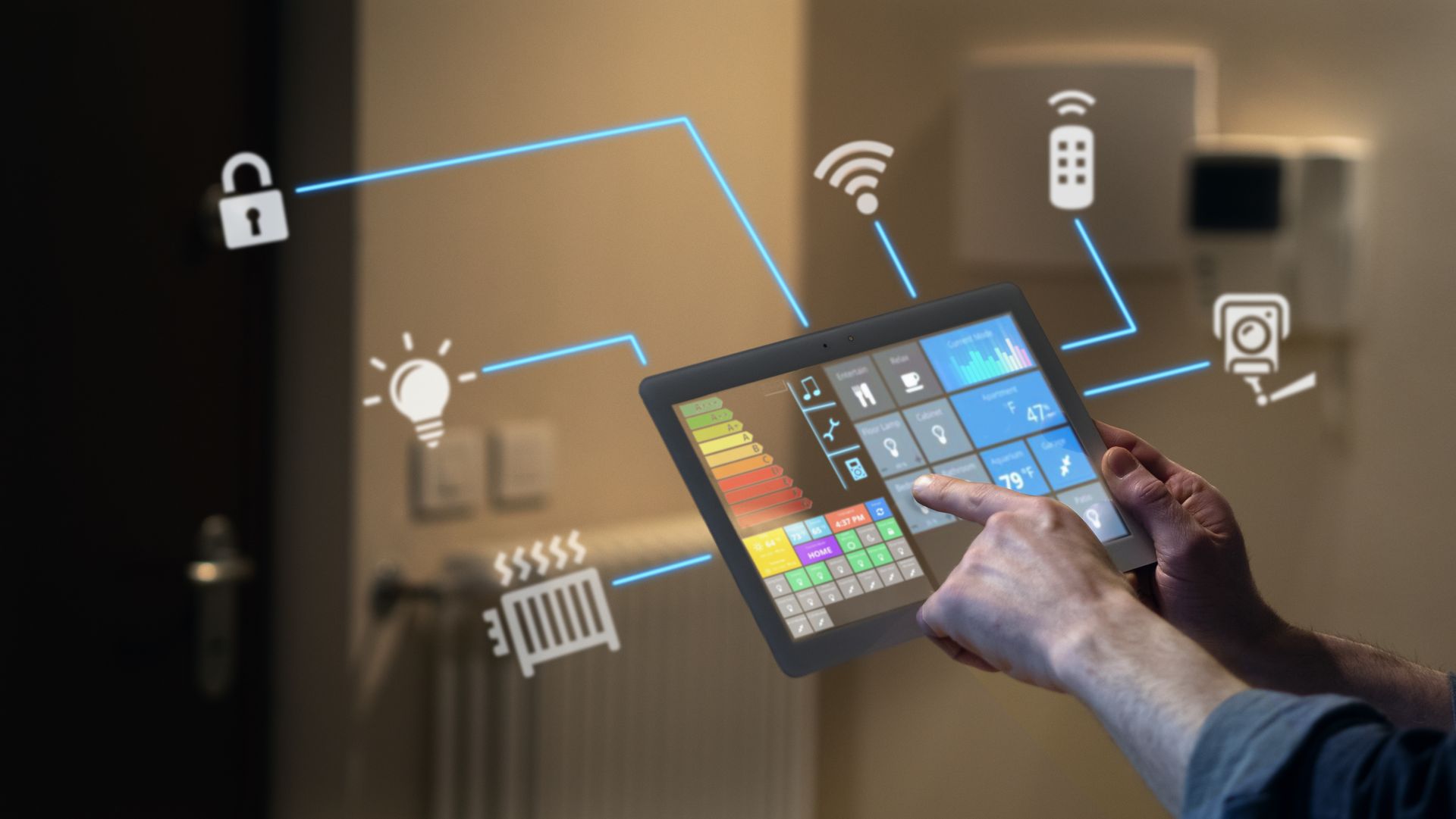 Une personne utilise une tablette affichant une interface de maison intelligente avec des icônes pour la sécurité, l'éclairage, le chauffage et la connectivité.