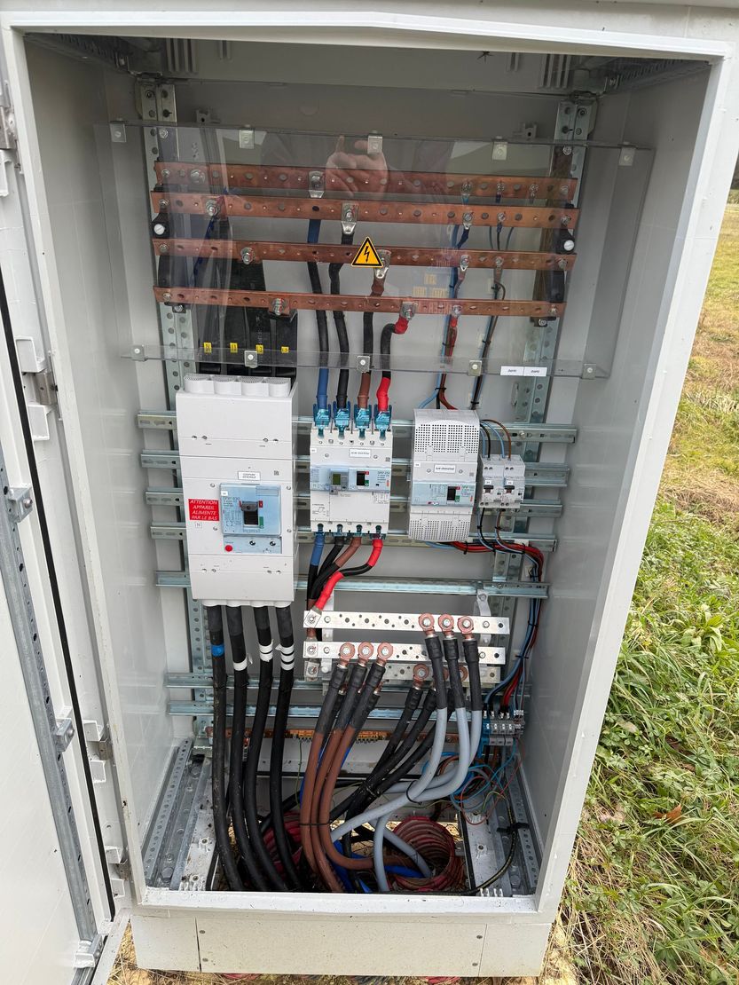 Un tableau électrique en extérieur