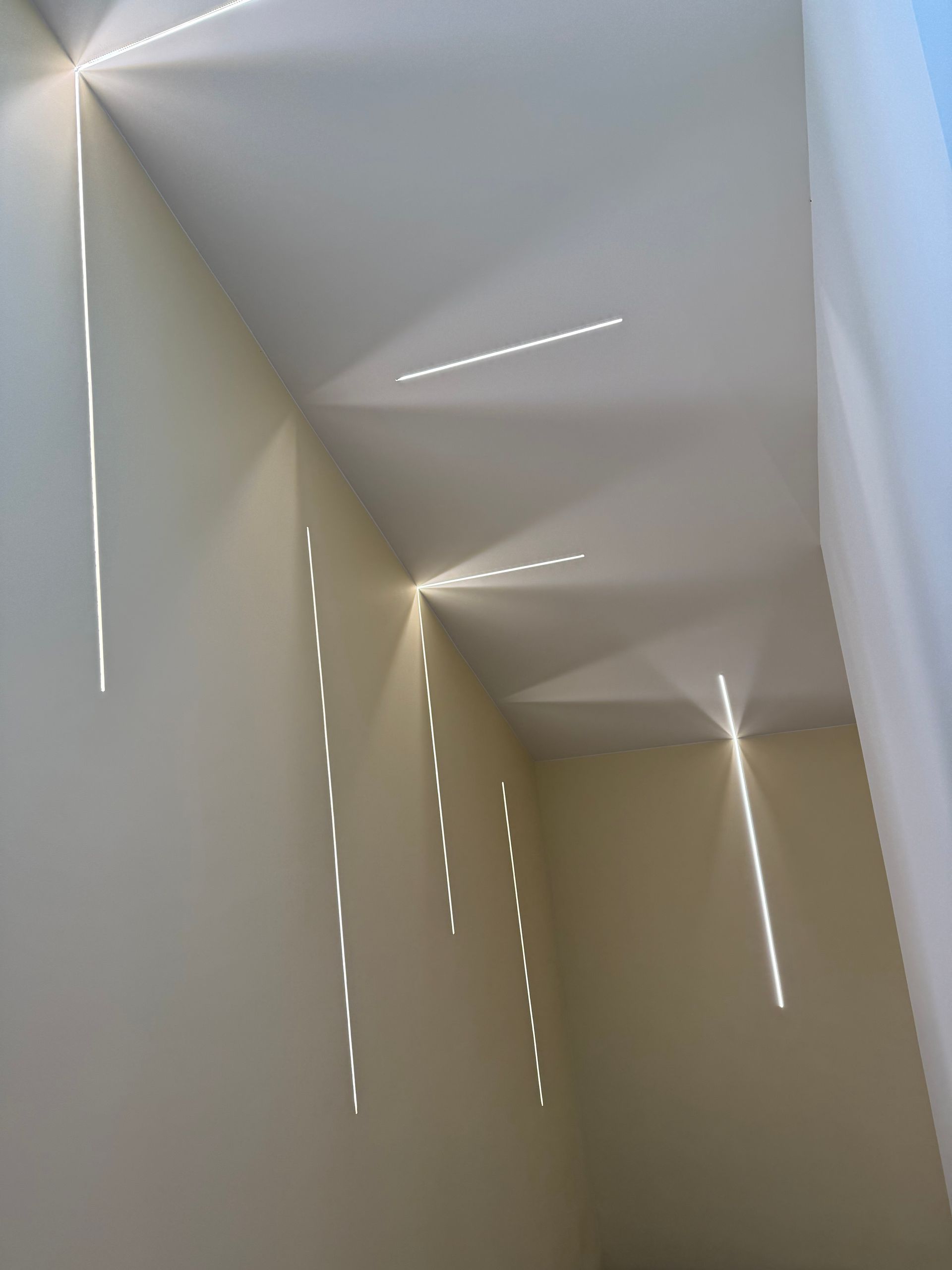 Éclairage en profilé LED avec raccord en L sur mur et plafond blanc