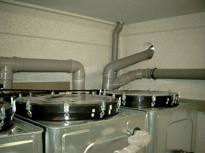 Ein Raum mit vielen Rohren und Behältern