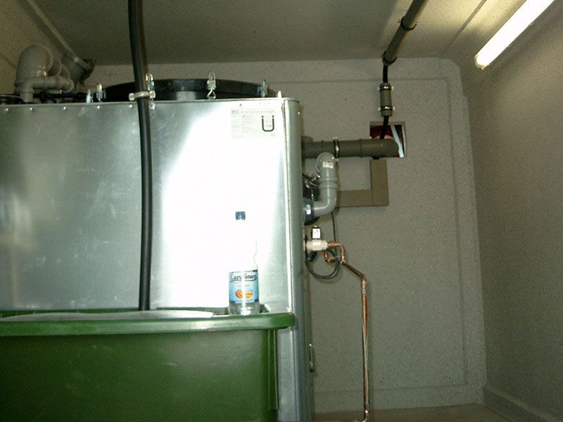 Ein Metallbehälter mit dem Buchstaben u darauf