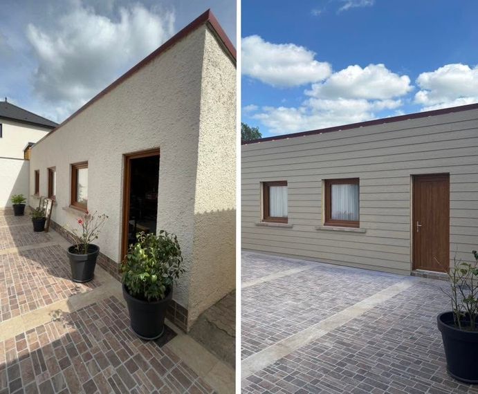 Deux vues de l'extérieur d'une maison moderne beige avec de petites fenêtres, des portes en bois, des plantes en pot et une cour pavée.