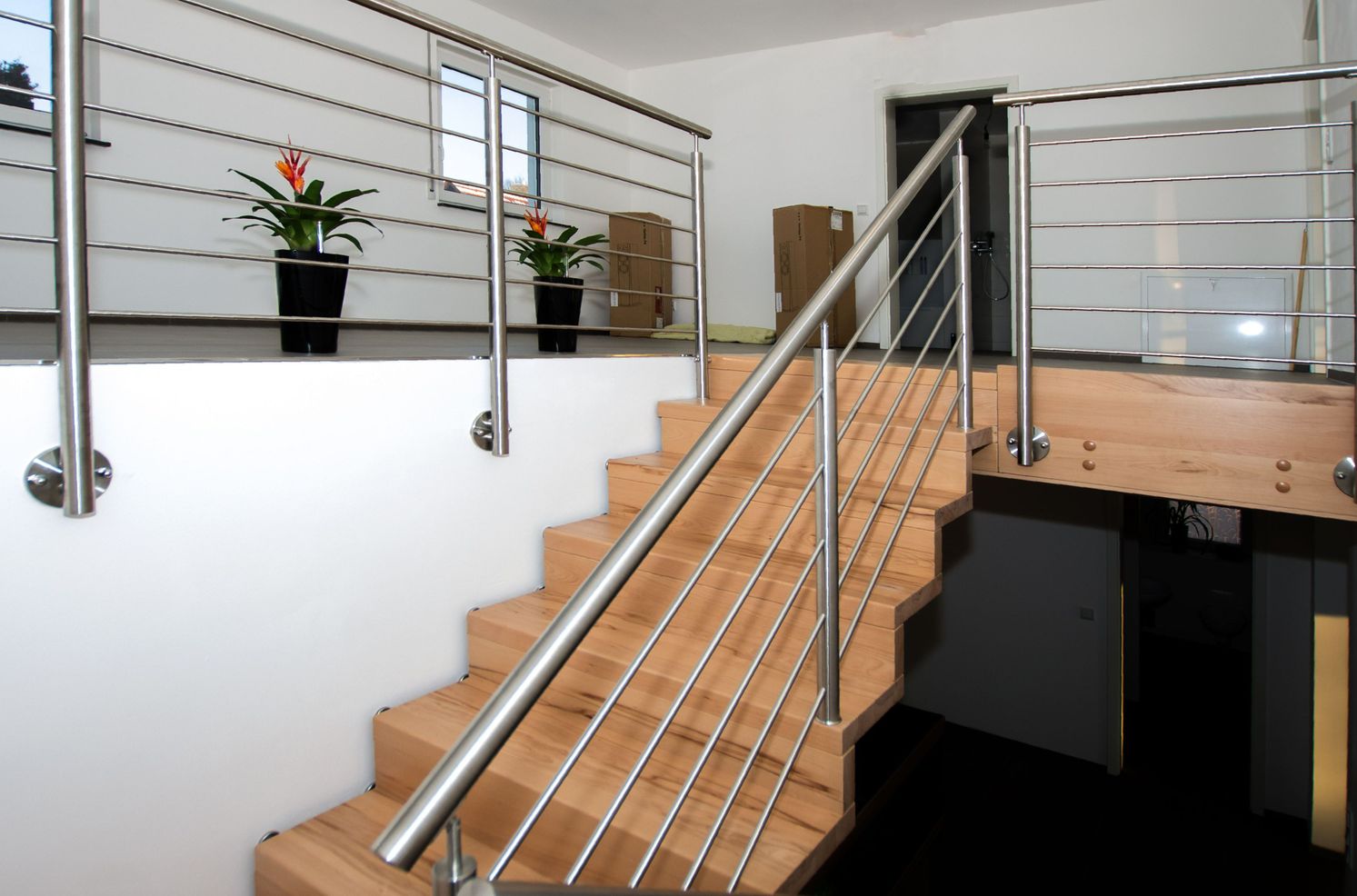 Geschlossene Treppe mit Metallgitter