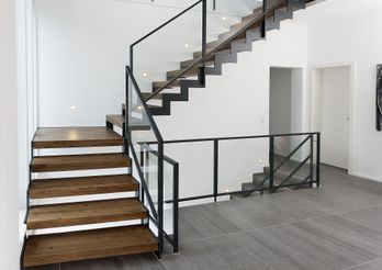 Abgewinkelte Treppe aus Holz