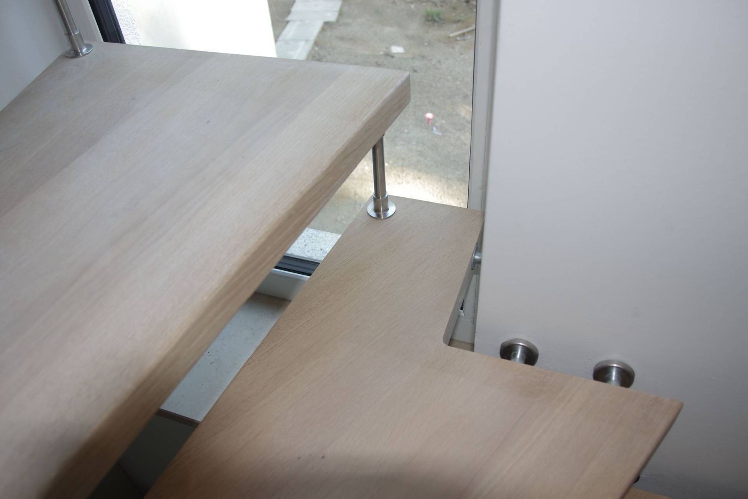 Holztreppe mit Metallgeländer