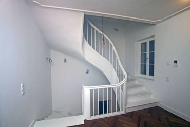 Holztreppe mit Einbauschränken