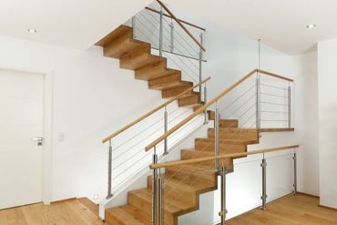 Holztreppe mit Metallgeländer