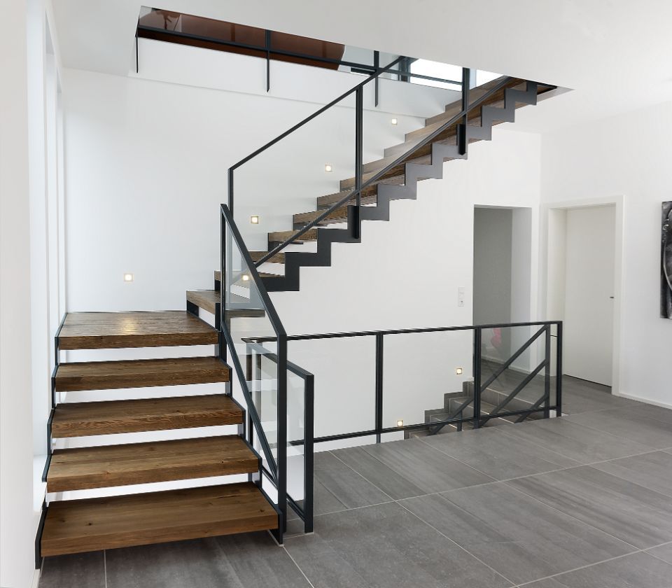 Abgewinkelte Holztreppe