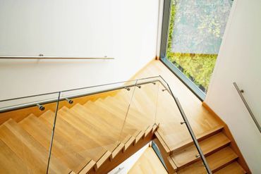 Holztreppe um die Ecke