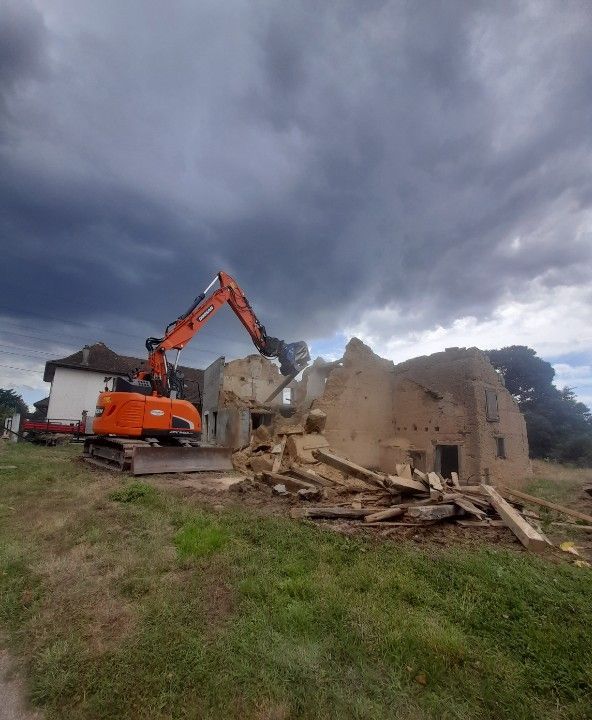 Bâtiment en cours de démolition par un de nos engins