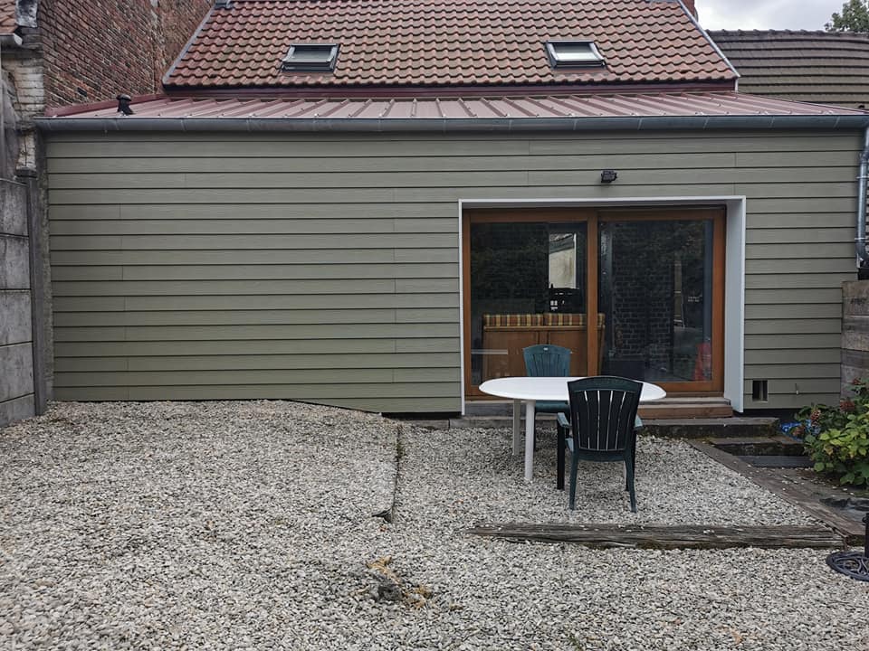 Bardage vert d'une extension de maison