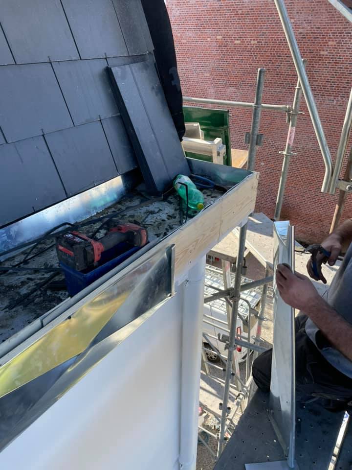 Pose de chéneau en zinc