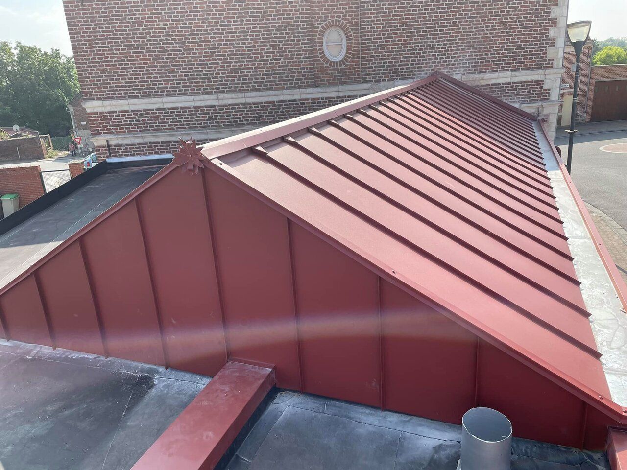 Toiture en zinc peinte en rouge
