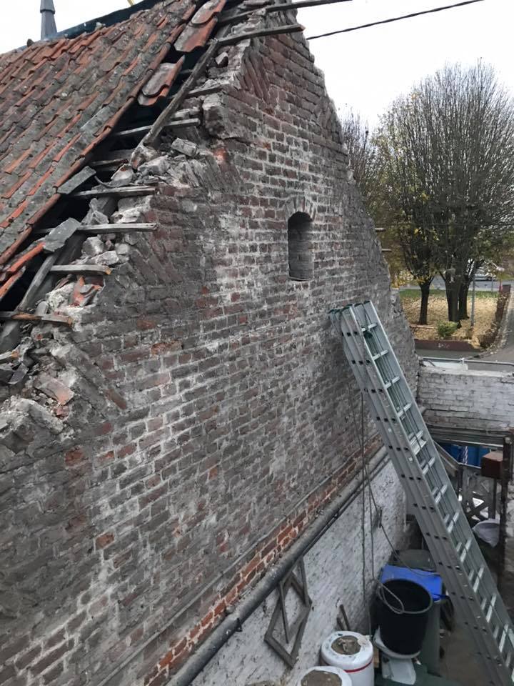 Toiture aux tuiles cassées