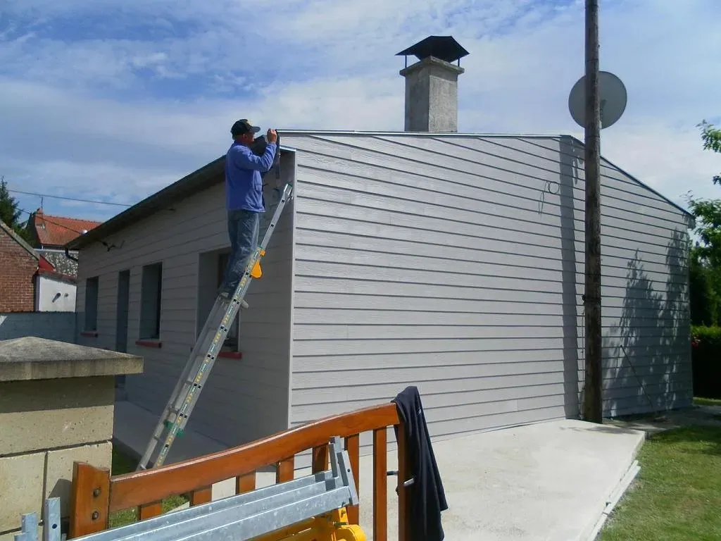 Pose de bardage en bois gris