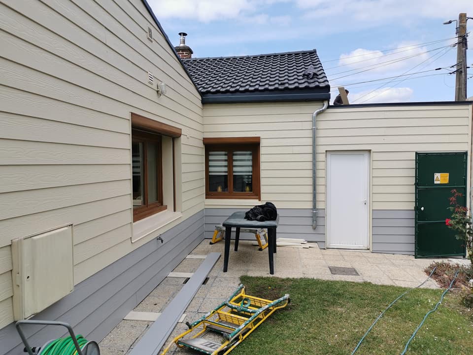 Bardage en bois peint en beige