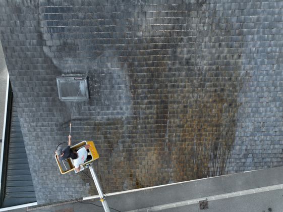 Démoussage basse pression de toiture