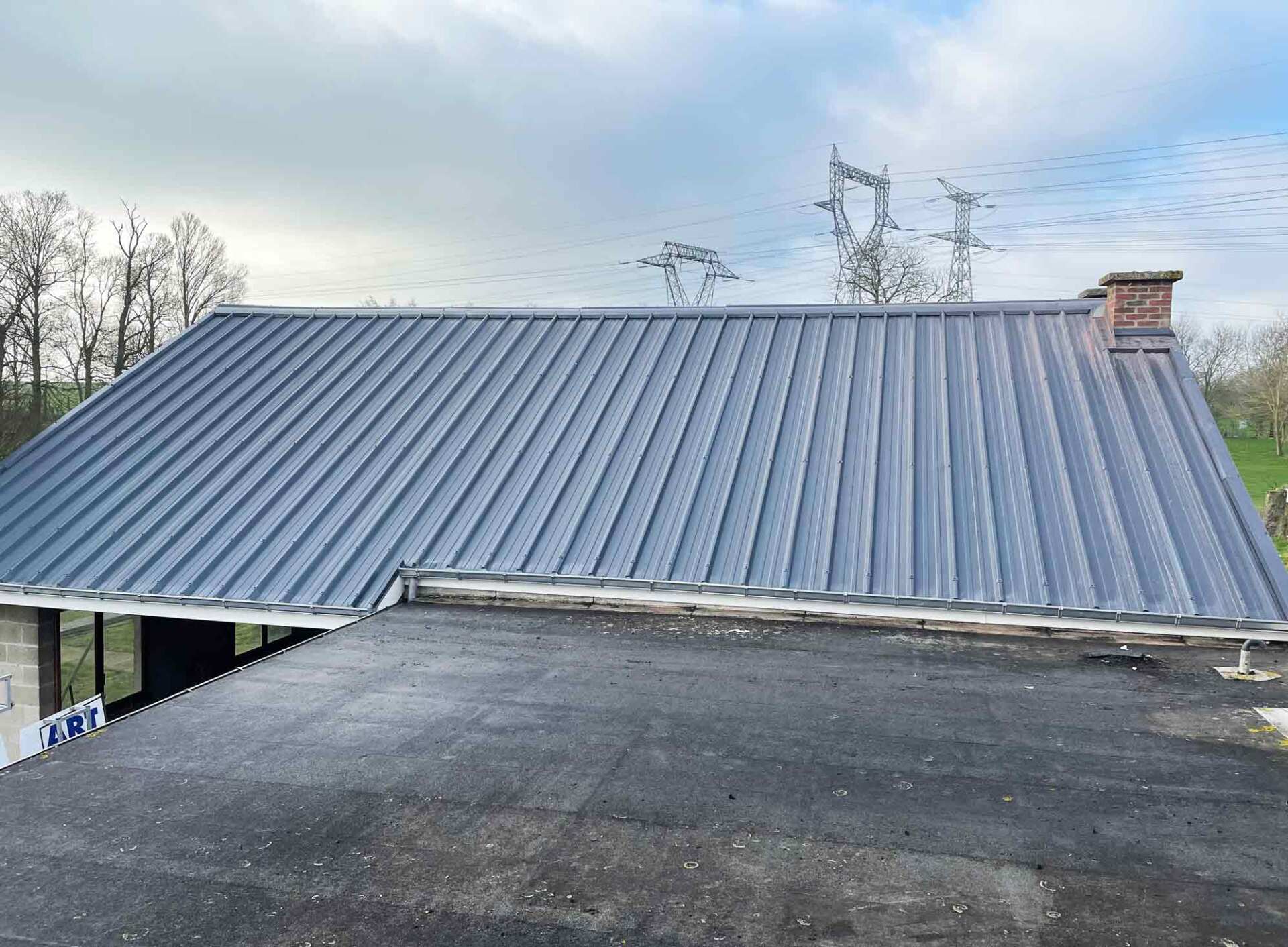 Toiture avec une couverture en métal