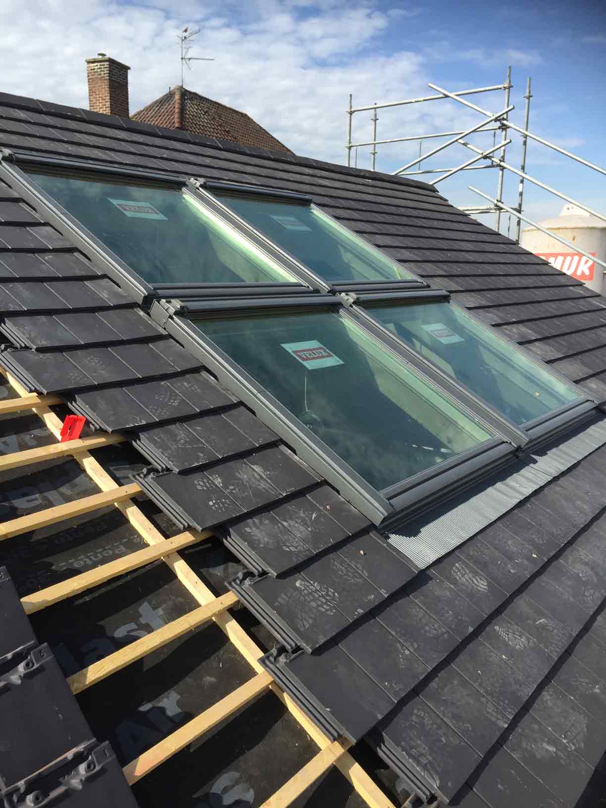 Finition d'une toiture avec fenêtres de toit