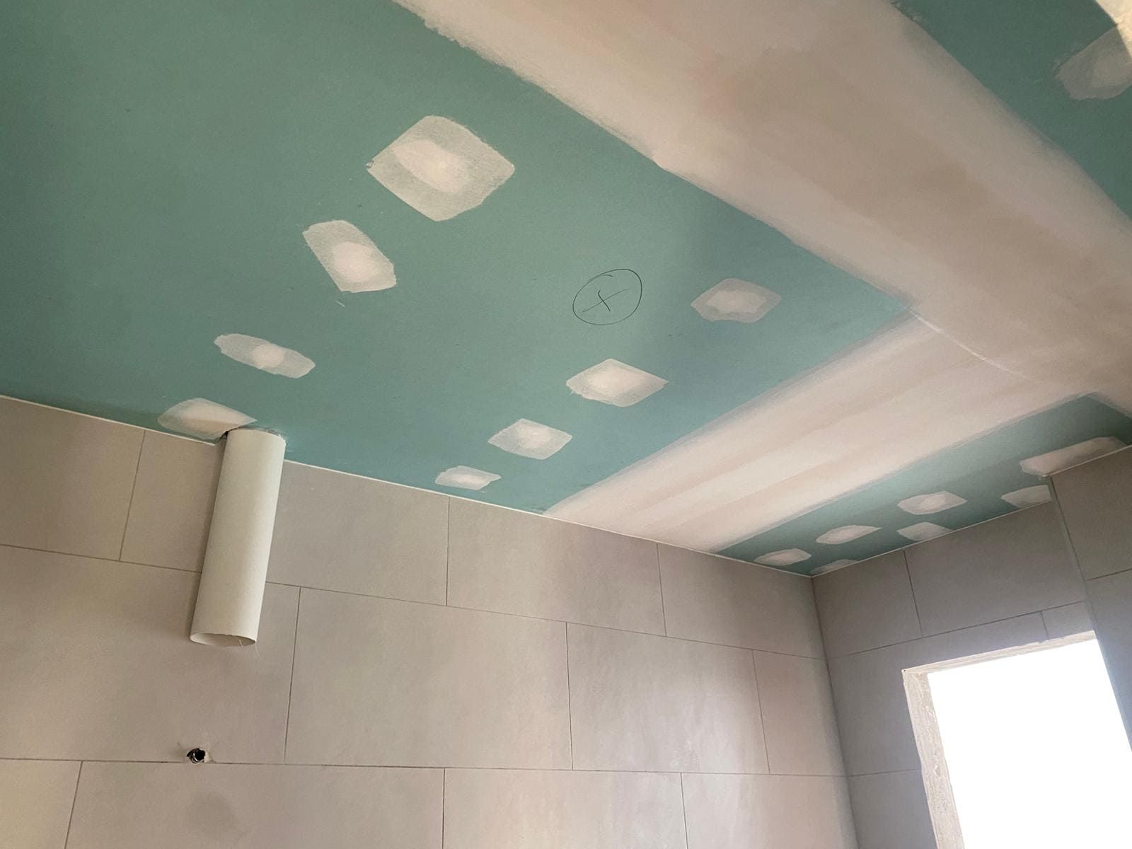 Construcción interior: Techo y paredes de yeso, techo de color azul verdoso, parches de barro de yeso blanco.