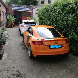 Autos vor einer Werkstatt