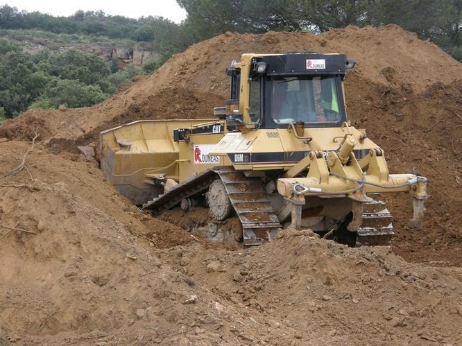 Bulldozer D6 Caterpillar pour terrassement.