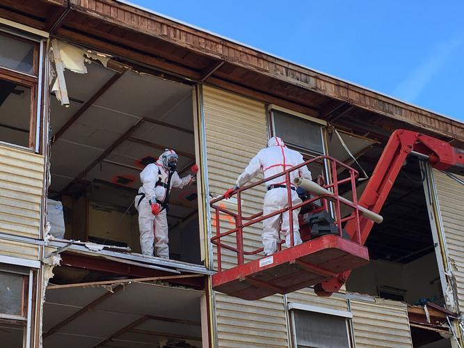 Retrait d'amiante - Travaux sur les matières dangereuses.
