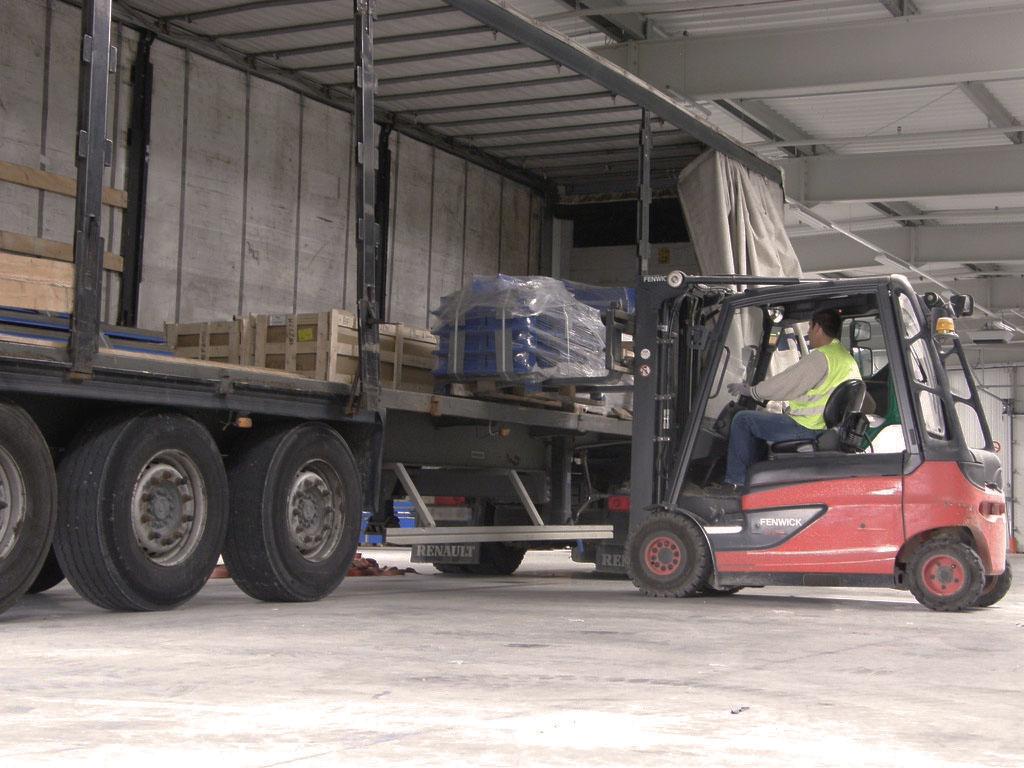 Déchargement d'un camion ELT