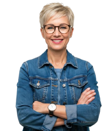 Femme aux cheveux blonds courts et portant des lunettes, souriante, vêtue d'une veste en jean et les bras croisés.