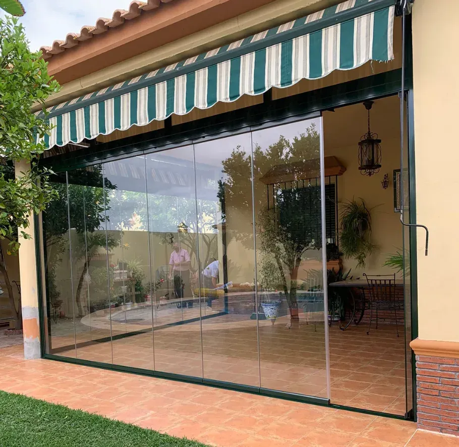 Hombre con mono rojo instalando una cerradura en una puerta de madera.